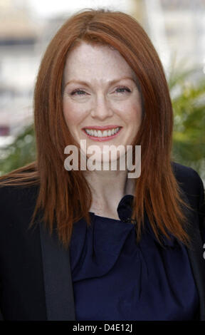 US-Schauspielerin Julianne Moore lächelt das Foto zu ihrem Film "Blindheit" bei der Eröffnung des 61. Filmfestival von Cannes am Palais des Festivals in Cannes, Frankreich, 14. Mai 2008 nennen. Foto: Hubert Boesl Stockfoto