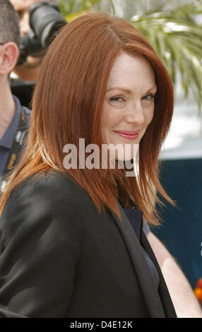 US-Schauspielerin Julianne Moore lächelt das Foto zu ihrem Film "Blindheit" bei der Eröffnung des 61. Filmfestival von Cannes am Palais des Festivals in Cannes, Frankreich, 14. Mai 2008 nennen. Foto: Hubert Boesl Stockfoto