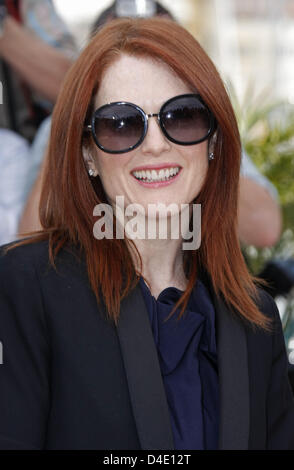 US-Schauspielerin Julianne Moore lächelt das Foto zu ihrem Film "Blindheit" bei der Eröffnung des 61. Filmfestival von Cannes am Palais des Festivals in Cannes, Frankreich, 14. Mai 2008 nennen. Foto: Hubert Boesl Stockfoto