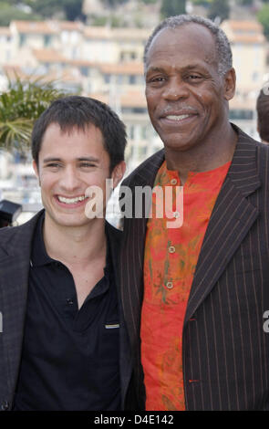 US-Schauspieler Danny Glover (R) und mexikanischen Schauspieler Gael Garcia Bernal (L) Lächeln auf dem Foto-Shooting zu ihrem Film "Blindheit" bei der Eröffnung des 61. Filmfestival von Cannes am Palais des Festivals in Cannes, Frankreich, 14. Mai 2008. Foto: Hubert Boesl Stockfoto