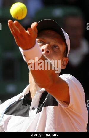 Tomas Berdych aus Tschechien dient dazu den Ball, Marat Safin von Russland in ihrem 2. Vorrundenspiel bei den ATP-Masters "Am Rothenbaum" in Hamburg, Deutschland, 14. Mai 2008. Safin besiegte Berdych 7-5, 6-4. Foto: MAURIZIO GAMBARINI Stockfoto