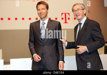 CEO der Deutschen Telekom, René Obermann (L) und der Aufsichtsratsvorsitzende Ulrich Lehrner nehmen ihre Plätze bei der Hauptversammlung in Köln, Deutschland, 15. Mai 2008. Oberman präsentiert Ergebnisse für das abgelaufene Geschäftsjahr. Foto: OLIVER BERG Stockfoto