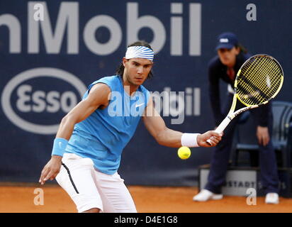 Spanischen Rafael Nadal spielt eine Vorhand gegen britische Murray während der letzten 16 Rennen in der ATP Masters Series in Hamburg, Deutschland, 15. Mai 2008. Nadal gewann 6-3 und 6-2. Foto: Maurizio Gambarini Stockfoto