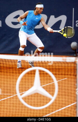 Spanischen Rafael Nadal spielt eine Vorhand gegen britische Murray während der letzten 16 Rennen in der ATP Masters Series in Hamburg, Deutschland, 15. Mai 2008. Nadal gewann 6-3 und 6-2. Foto: Maurizio Gambarini Stockfoto