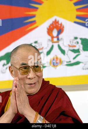 Der Dalai Lama sitzt vor eine tibetische Flagge und lächelt während einer Pressekonferenz in Bochum, Deutschland, 16. Mai 2008. Die spirituellen und politischen Führer des tibetischen Volkes ist derzeit auf einem fünf-Tages-Besuch in Deutschland. Foto: FEDERICO GAMBARINI Stockfoto