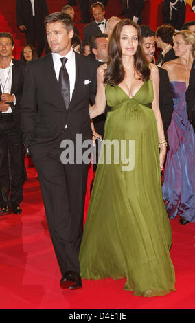 Schauspieler Brad Pitt und Angelina Jolie verlassen die Premiere von "Kung Fu Panda" am Palais des Festivals bei den 61. Filmfestspielen in Cannes, Frankreich, 15. Mai 2008. Foto: Hubert Boesl Stockfoto