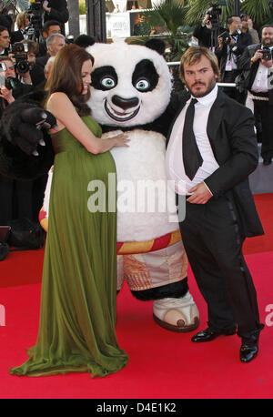 Schauspieler Angelina Jolie (L) und Jack Black kommen bei der Premiere von "Kung Fu Panda" bei den 61. Filmfestspielen in Cannes, Frankreich, 15. Mai 2008 im Palais des Festivals gezeigt. Foto: Hubert Boesl Stockfoto