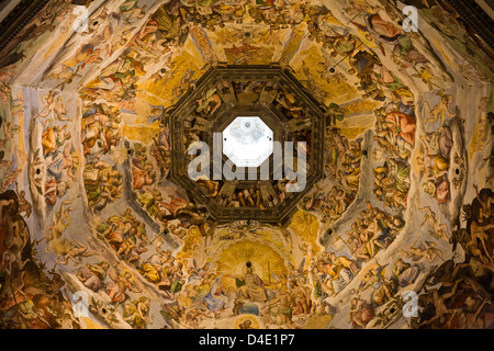 Die gewölbte Decke des Dom, Basilika Santa Maria del Fiore, Florenz, Italien. Fresko von Giorgio Vasari. Das jüngste Gericht. Stockfoto