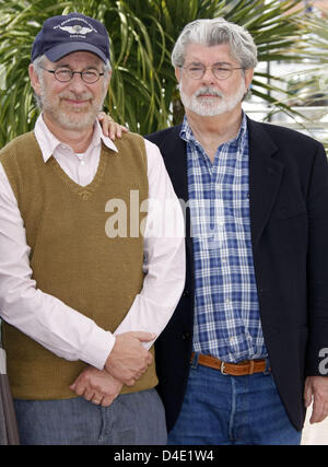 US-Regisseur, Produzent und Drehbuchautor Steven Spielberg (L) und Produzent George Lucas posieren für Fotografen vor einer Pressekonferenz für ihren Film "Indiana Jones 4" bei den 61. Filmfestspielen in Cannes, Frankreich, 18. Mai 2008. Foto: Hubert Boesl Stockfoto