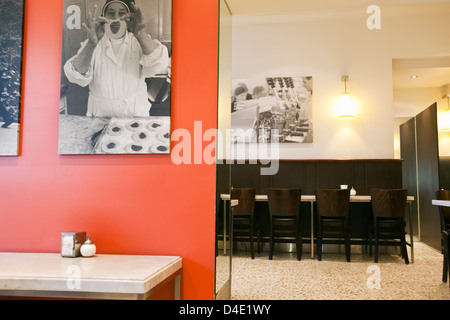 Innere des Brunetti im Carlton - bekannt für seine Kaffee und Kuchen. Melbourne, Victoria, Australien Stockfoto