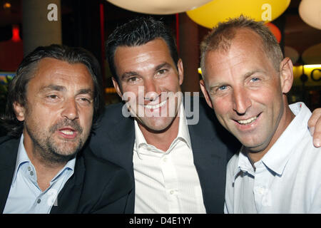 Ehemaligen professionellen Tennisspieler Henri Leconte aus Frankreich (L) und Thomas Muster von Austria (R) sind mit dem Manager des ATP Masters und ehemaligen Tennisprofi Carl-Uwe Steeb aus Deutschland während der "Players Night" der ATP Masters Series Turnier in Hamburg, Deutschland, 14. Mai 2008 abgebildet. Die Teilnehmer des Turniers gefeiert, in der Nähe Hamburgs Reeperb Stockfoto