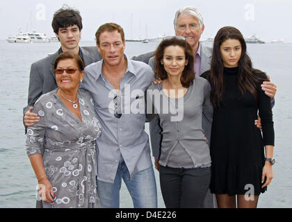 Belgischen Schauspieler Jean-Claude Van Damme (3-L) posiert für Fotografen mit Sohn Kristopher (L-R), Eliana Van Varenberg, Frau Gladys Portugues, Tochter Bianca Mutter und Vater Eugene Van Varenberg bei einem Fototermin bei den 61. Filmfestspielen in Cannes, Frankreich, 17. Mai 2008. Foto: Hubert Boesl Stockfoto