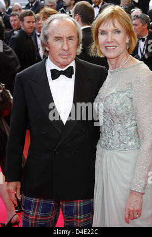 Sir Jackie Stewart (L) und seine Frau Lady Helen Stewart posieren für Fotografen, wie sie für die Weltpremiere des Films "Indiana Jones 4" bei den 61. Filmfestspielen in Cannes, Frankreich, 18. Mai 2008 ankommen. Foto: Hubert Boesl Stockfoto