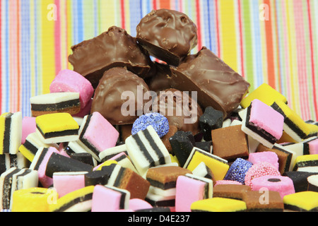 Einige Schoko Kuchen auf einem Stapel von Lakritz-Bonbons. Stockfoto