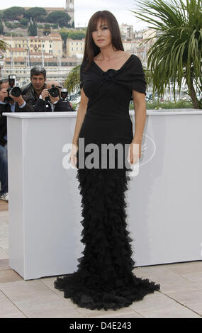 Italienische Schauspielerin Monica Bellucci posiert für Fotografen vor Beginn der Pressekonferenz für den Film "Une Histoire Italienne" beim Filmfestival in Cannes 2008 im Palais des Festivals Cannes, Frankreich, 19. Mai 2008. Foto: Hubert Boesl Stockfoto