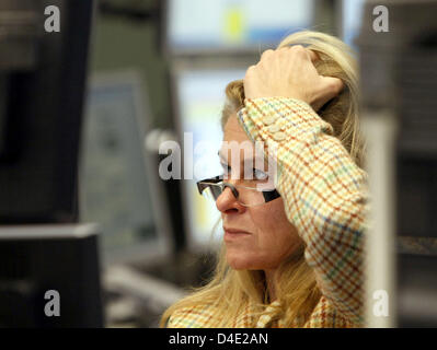 Ein Händler sieht ihre Monitore an der Frankfurter Wertpapierbörse, Deutschland, 6. Oktober 2008. Die Finanzkrise hat einmal mehr einen weltweiten Abwärtstrend heute Morgen verursacht. Der deutsche Aktienindex DAX sank vorübergehend um fünf Prozent aufgrund der Turbulenzen um unruhigen Hypothekenbank Hypo Real Estate. Foto: FRANK RUMPENHORST Stockfoto