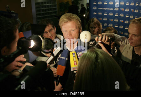 Ehemalige Nationaltorwart Oliver Kahn macht eine Aussage über den Zustand des Bundesligisten FC Bayern München am Rande einer Pressekonferenz in München, 6. Oktober 2008. Foto: Andreas Gebert Stockfoto