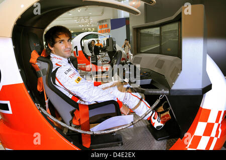 Deutsche Formel1-Fahrer Timo Glock Toyota F1 posiert in einem Fahrsimulator nach einer Pressekonferenz des Toyota F1 in Tokio, Japan, 7. Oktober 2008. Die Formel 1 japanischen Grand Prix findet am 12. Oktober auf dem Fuji Speedway statt. Foto: JENS Büttner Stockfoto