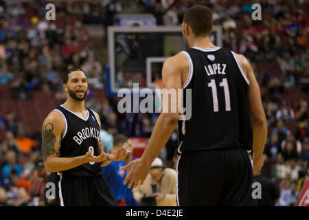 11. März 2013: Brooklyn Nets Punkt guard Deron Williams (8) Gespräche mit Center Brook Lopez (11) als sie Kopf zurück zu der Seitenlinie während des NBA-Spiels zwischen der Brooklyn Nets und die Philadelphia 76ers im Wells Fargo Center in Philadelphia, Pennsylvania. Die Philadelphia 76ers schlagen die Brooklyn Nets, 106-97 Stockfoto