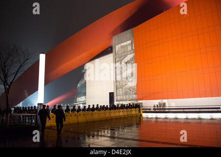 Besucher verlassen das Stadion von Nanjing Olympic Sports Center nach einem Fußballspiel von Jiangsu Sainty FC. Stockfoto