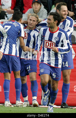 Berlins Cicero (L-R), Andriy Voronin, Sofian Chahed und Josip Simunic feiern Andrij Vortonin 0-1 Führung-Tor in der Bundesliga Spiel Bayer 04 Leverkusen Vs Hertha BSC Berlin in der BayArena in Leverkusen, Deutschland, 4. Oktober 2008. Berlin 0: 1 gewonnen. Foto: Federico Gambarini Stockfoto