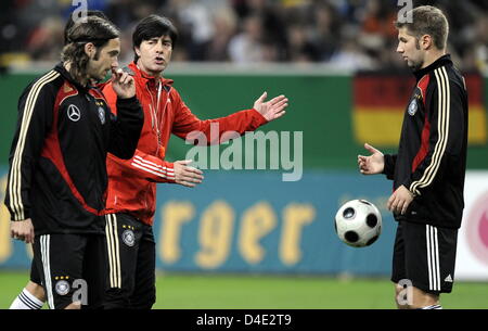 Der Cheftrainer der deutschen Fußball Mannschaft Joachim Loew (C) weist Spieler Torsten Frings (L) und Thomas Hitzlsperger im deutschen Fußball Bund DFB 'Hautnah' Ereignis am LTU Arena in Düsseldorf, Deutschland, 7. Oktober 2008. Das deutsche Team bereitet sich auf zwei WM 2010 Qualifikationsspiele gegen Russland in Dortmund am Samstag, 11. Oktober 2008, und gegen Wales in Stockfoto