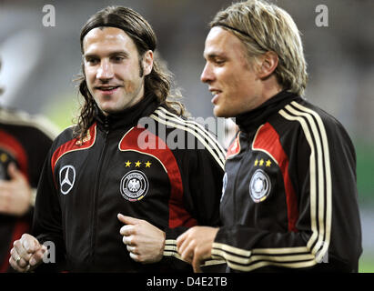 Torsten Frings (L) und Clemens Fritz von Deutschlands Fußball-Nationalmannschaft teilen einen Lachen im deutschen Fußball Bund DFB 'Hautnah' Ereignis am LTU Arena in Düsseldorf, Deutschland, 7. Oktober 2008. Das deutsche Team bereitet sich auf zwei WM 2010 Qualifikationsspiele gegen Russland in Dortmund am Samstag, 11. Oktober 2008, und gegen Wales in Mönchengladbach am Mittwoch, 15 Oktober 2 Stockfoto