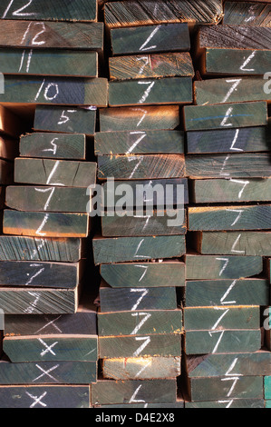 Haufen von Holz gelagert auf Lager gemalt und Größe gekennzeichnet Stockfoto