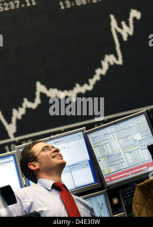 Ein Markt-Händler schaut gerne zu der DAX-Kurve, die wiederhergestellt, nachdem es im Laufe des Tages an der Frankfurter Wertpapierbörse in Frankfurt Main, Deutschland, 8. Oktober 2008 auf den niedrigsten Wert der 4.870,20 Punkte gesunken. Aufgrund der weltweiten Aktienmarkt Zusammenbruch begann der deutsche Aktienmarkt mit schweren Verlusten sowie. Die Ankündigung der Erhöhung Zinsen durch die EZB in der afterno Stockfoto