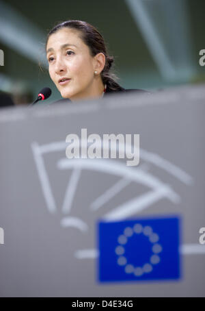 Ehemaligen kolumbianischen Präsidenten Kandidat und ehemaligen kolumbianischen FARC Guerilla Geisel, französisch-kolumbianische Ingrid Betancourt, besucht eine Pressekonferenz im Europäischen Parlament in Brüssel, Belgien, 8. Oktober 2008. Betancourt, die im Juli 2008 nach mehr als sechs Jahre lang in Gefangenschaft durch FARC (Revolutionäre Streitkräfte Kolumbiens) statt befreit wurde, gehört zu den hochkarätigen Stockfoto