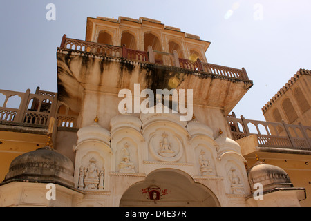 Gewölbte Vordächer, kannelierte Säulen, Lotus und floralen Mustern der Hawa Mahal oder Palast der Winde in Jaipur Rajasthan Indien Stockfoto