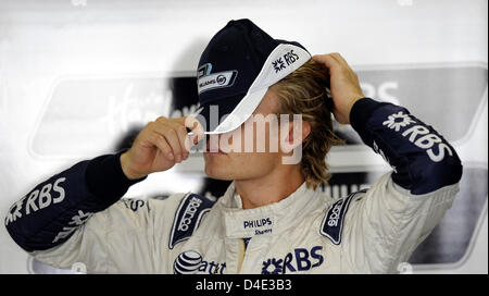 Deutsche Formel1-Fahrer Nico Rosberg Williams ist vor dem ersten Training auf dem Fuji Speedway-Rennstrecke in der Nähe von Gotemba, Japan, 10. Oktober 2008 abgebildet. Der Grand Prix von Japan statt findet am 12. Oktober. Foto: JENS Büttner Stockfoto