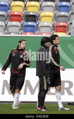 Deutsche Nationalmannschaft Cheftrainer Joachim Loew (C) und seine Spieler Torsten Frings (L) und Michael Ballack (R) Training der Nationalmannschaft in Düsseldorf, 10. Oktober 2008 abgebildet. Die deutsche Mannschaft spielen zwei FIFA-WM 2010-Qualifikation gegen Russland am 11. Oktober und Wales am 15. Oktober. Foto: FEDERICO GAMBARINI Stockfoto