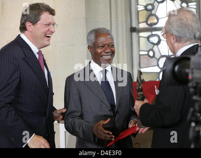 Former UN General Secretary Kofi Annan (C) erhält den Westfälischen Friedenspreis 2008 von Reinhard Zinkann (L), Vorsitzender der wirtschaftlichen Gesellschaft für Westfalen eine Lippe (Wirtschaftliche Gesellschaft Für Westfalen Und Lippe e. V.) und seine geschäftsführenden Vorstandsmitglied, Horst Annecke (R), das Rathaus in Münster, 11. Oktober 2008. Die Auszeichnung würdigt die nachhaltige Vision des Friedens von th Stockfoto