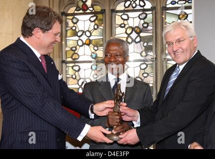 Ehemaliger UN Secretary general Kofi Annan (C) erhält den Preis der Frieden von Westfalen 2008 Vorsitzende des kaufmännischen Vereins für Westpahlia und Lippe E.v., Reinhard Zinkann (L) und der deutsche Außenminister Frank-Walter Steinmeier in Münster, Deutschland, 11. Oktober 2008. Kofi Annan erhielt den Award 2008 für seinen unerschütterlichen Visionen von einer friedlicheren Welt. Foto: Friso Ge Stockfoto