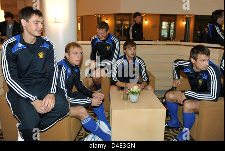 Russische nationale Fußball-Spieler Diniyar Bilyaletdinov (L-R), Denis Glushakov, Aleksandr Prudnikov, Dmitri Sychev und Sergei Semak zusammensitzen vor Team Praxis in ihrem Hotel in Dortmund, Deutschland, 10. Oktober 2008. Russland sieht sich die deutsche Nationalmannschaft in der FIFA-WM 2010 Qualifikation heute am 11. Oktober in Dortmund. Foto: ACHIM SCHEIDEMANN Stockfoto