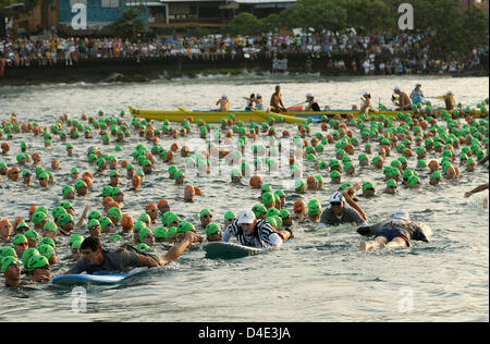 Über 1.800 Teilnehmer nehmen an der Ironman Triathlon Weltmeisterschaft am Graben-mich-Beach in Kailu-Kona, Hawaii, USA, 11. Oktober 2008. Die Athleten haben sich über 3,8 Kilometer Schwimmen, 180 Kilometer Radfahren und einem Marathon durchsetzen. Foto: THOMAS FREY Stockfoto