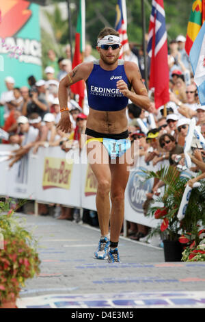 Deutsche Faris Al-Sultan ist abgebildet, wie er auf der Ironman-Triathlon-Weltmeisterschaft in Kailua-Kona auf Hawaii, USA, 11. Oktober 2008 12. stattfindet. Al-Sultan benötigt 08:39:32 Stunden 3,8 Kilometer Schwimmen, 180 Kilometer Radfahren und einem Marathon-Lauf. Foto: Thomas Frey Stockfoto