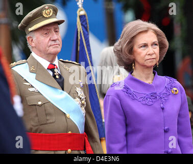 Spaniens König Juan Carlos (L) und Königin Sofia besuchen die Militärparade auf den Anlass von Spaniens Nationalfeiertag auf Castellana Straße in der Innenstadt von Madrid, Spanien, 12. Oktober 2008 statt. Foto: Albert Nieboer (Niederlande) Stockfoto