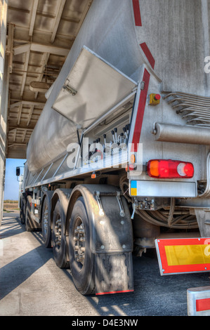 Kesselwagen und Füllung bis zum LKW Stockfoto