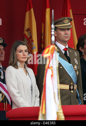 Spaniens Kronprinzessin Letizia (L) und Kronprinz Felipe besuchen die Militärparade am Anlass von Spaniens Nationalfeiertag auf Castellana Straße in der Innenstadt von Madrid, Spanien, 12. Oktober 2008 statt. Foto: Albert Nieboer (Niederlande) Stockfoto
