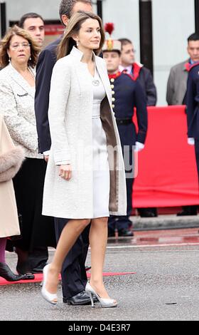 Spaniens Crown Princess Letizia (R) kommt für die Militärparade auf den Anlass von Spaniens Nationalfeiertag auf Castellana Straße in der Innenstadt von Madrid, Spanien, 12. Oktober 2008 statt. Foto: Albert Nieboer (Niederlande) Stockfoto