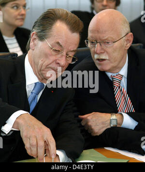 Designierten Vorsitzenden der SPD (Sozialdemokratische Partei Deutschlands) Franz Müntefering (L) und Vorsitzender der parlamentarischen Fraktion Peter Struck die SPD Stuhl an der Besprechung teilnehmen am "Willy-Brandt-Haus" in Berlin, Deutschland, 13. Oktober 2008. Foto: Wolfgang Kumm Stockfoto