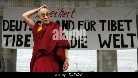 Das geistliche Oberhaupt der Tibeter, der Dalai Lama hält eine Rede während einer Kundgebung von pro tibetische Gruppen vor dem Brandenburger Tor in Berlin, Deutschland, 19. Mai 2008 organisiert. "Tibet Initiative Deutschland" schätzungsweise 15.000 Menschen besuchte die Demonstration, die unter dem Motto "Kein Frieden Ohne Menschenrechte" in Szene gesetzt wurde (wörtlich: "kein Frieden ohne Menschenrechte"). Nach fi Stockfoto