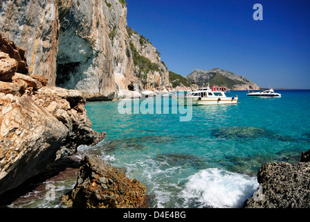 Fähre nähert sich der Bue Marino Höhlen Eingang und Klippen an der Küste von Cala Gonone, Orosei Golf Sardinien, Italien Stockfoto