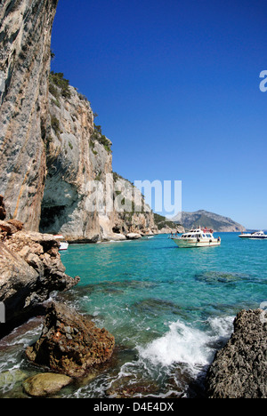 Fähre nähert sich der Bue Marino Höhlen Eingang und Klippen an der Küste von Cala Gonone, Orosei Golf Sardinien, Italien Stockfoto