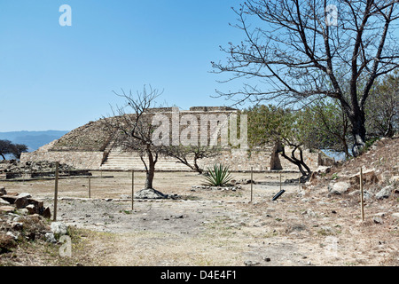 Ansatz zur wichtigsten zeremoniellen Pyramide auf der Westseite des Gipfels Ebene Plaza A restaurierten kürzlich eröffneten Atzompa Ruinen Oaxaca Stockfoto