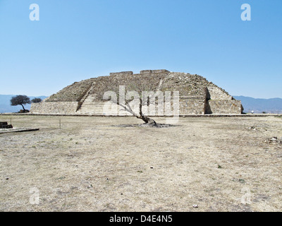 Vorderseite des wichtigsten Pre Columbian zeremonielle Pyramide auf West Side Gipfelebene des restaurierten kürzlich eröffneten Atzompa Ruinen Stockfoto