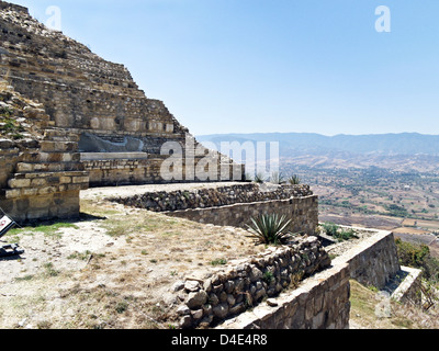 Nordwand des gelegen schön wichtigsten zeremoniellen Pyramide auf der West Seite Gipfel Ebene Plaza A des kürzlich eröffneten restaurierten Ruinen Stockfoto