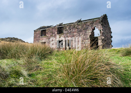 Verfallene alte Stein Hütte hinter die Kakerlaken in den Peak District in England Stockfoto